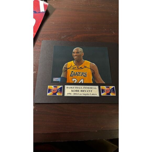 Kobe Bryant Autographed Photo Display Los Angeles Lakers Original - Picture 2 of 2